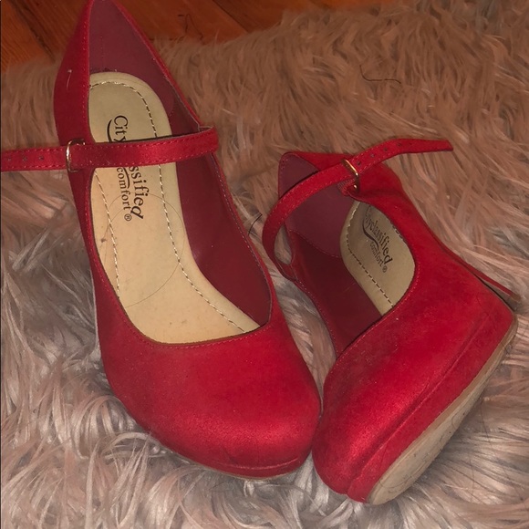 Cute red pumps great for a 70’s 80’s look - Picture 2 of 2